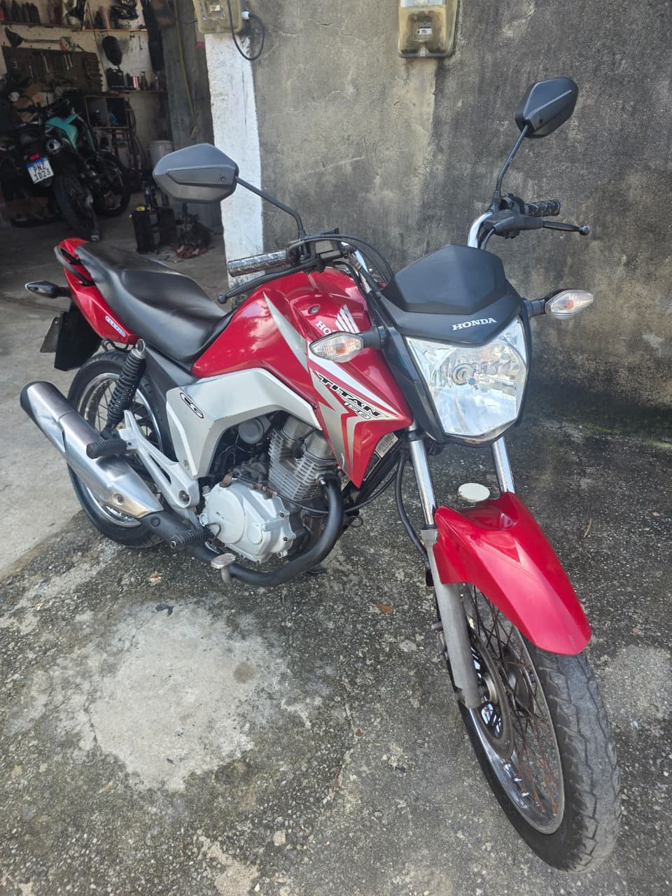 Honda CG 150 Titan 2014 - Lateral na oficina